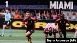 Brooks Lennon, del Atlanta United, festeja tras anotar ante el Inter Miami el sábado 16 de septiembre de 2023 (AP Foto/Brynn Anderson)