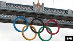 Los anillos olímpicos cuelgan del Tower Bridge en Londres, Reino Unido