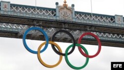 Los anillos olímpicos cuelgan del Tower Bridge en Londres, Reino Unido