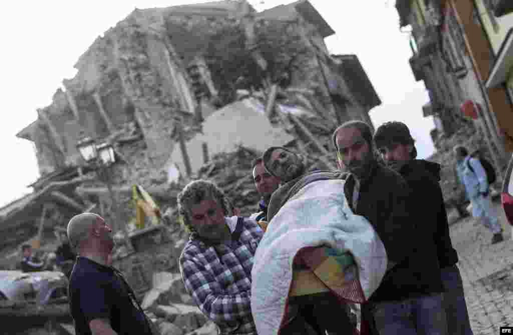 Imagen facilitada por la Brigada de Bomberos de Italia que muestra al cuerpo de bomberos en busca de supervivientes en una de los edificios derrumbadas en Amatrice, en el centro de Italia, hoy, 24 de agosto de 2016. Al menos 37 personas han muerto y decen