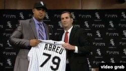 José Dariel "Pito" Abreu recibe la camiseta de los Medias Blancas de Chicago.