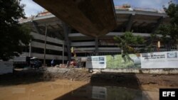  Aspecto de una de las obras del estadio de fútbol Maracanã que se vio afectada por el temporal que castigó anoche a Río de Janeiro (Brasil). 