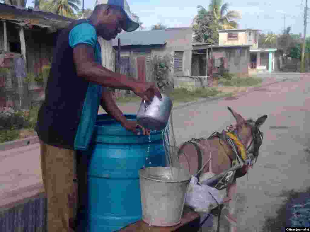 Reporta Cuba. Distribución de agua. Foto: Geo Muñoz.