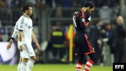 Los jugadores del Real Madrid Diego López (d) y Pepe, al término del partido de ida de las semifinales de la Liga de Campeones ante el Borussia Dortmund. 