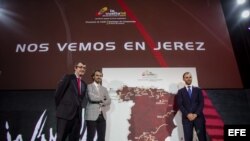 Los ciclistas Alejandro Valverde (d) y Samuel Sánchez (2i), junto al director de la Vuelta a España, Javier Guillén (i), durante la presentación hoy de la 69 edición de esta prueba ciclista que se disputará del 23 de agosto al 14 de septiembre, con salida