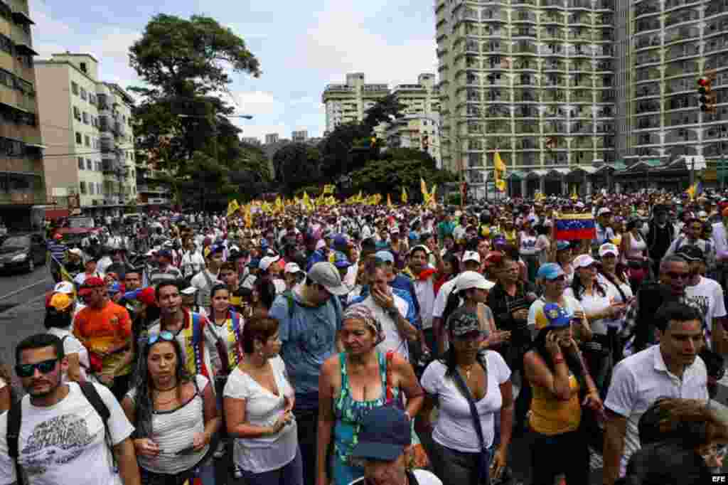 Un grupo de personas participan hoy, jueves 1 de septiembre de 2016, en una manifestación denominada "Toma de Caracas", una marcha convocada hace semanas por la alianza de partidos Mesa de la Unidad Democrática (MUD) para presionar al Poder Electoral por 