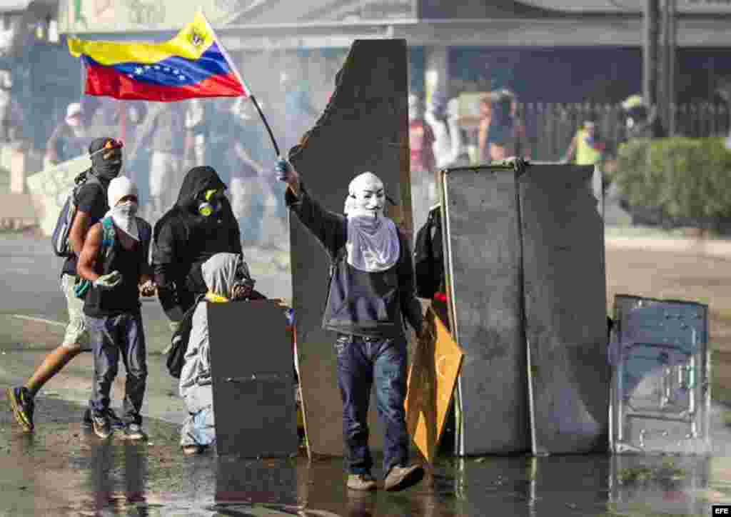 Manifestantes se enfrentan a miembros de la Guardia Nacional Bolivariana