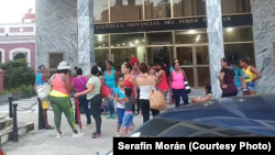 Un grupo de familias protesta frente a la sede provincial del Poder Popular en La Habana. (Cortesía Serafín Morán)