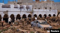 Un automóvil dañado, luego de una poderosa tormenta y fuertes lluvias que azotaron el país, en Derna, Libia, el 13 de septiembre de 2023. REUTERS/Esam Omran Al-Fetori