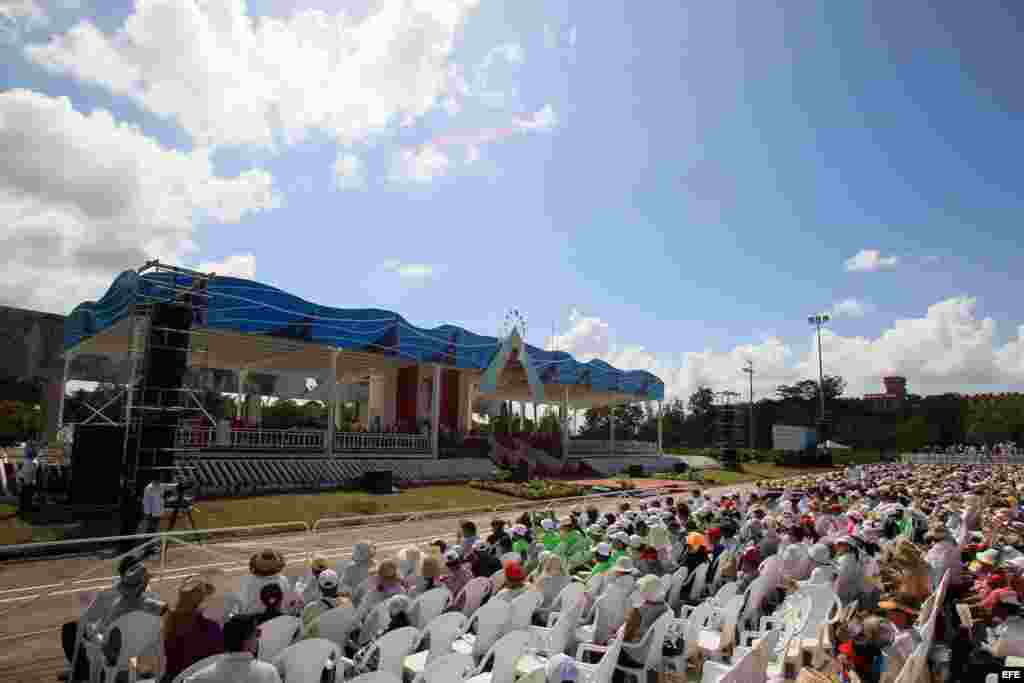 sistentes a la Plaza de la Revolución escuchan al papa Francisco hoy, lunes 21 de septiembre de 2015, en Holguín (Cuba).