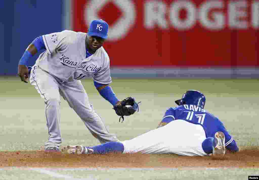 Yuniesky Betancourt (izq.) de los Kansas City Royals.