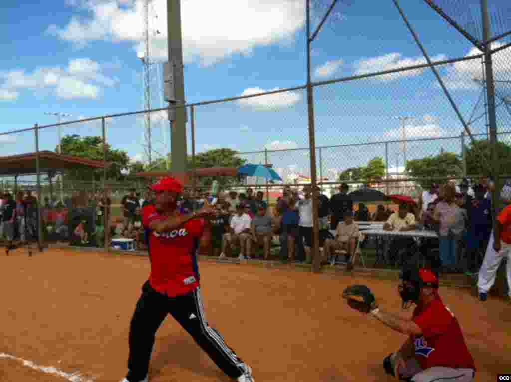 Muñoz, quien reside en Cienfuegos, batea la primera bola durante el "Juego del Reencuentro" de ex-peloteros cubanos, efectuado en Hialeah.