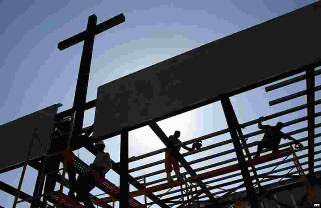 Obreros cubanos trabajan en la construcción del altar.