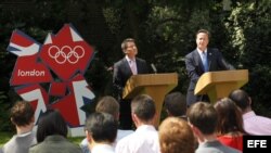 El primer ministro británico David Cameron (d) y el presidente del Comité Organizador (Locog), el exatleta Sebastián Coe, (i), comparecen ante los medios en el jardín del número 10 de Downing Street, en Londres, Inglaterra, hoy, domingo, 12 de agosto de 2