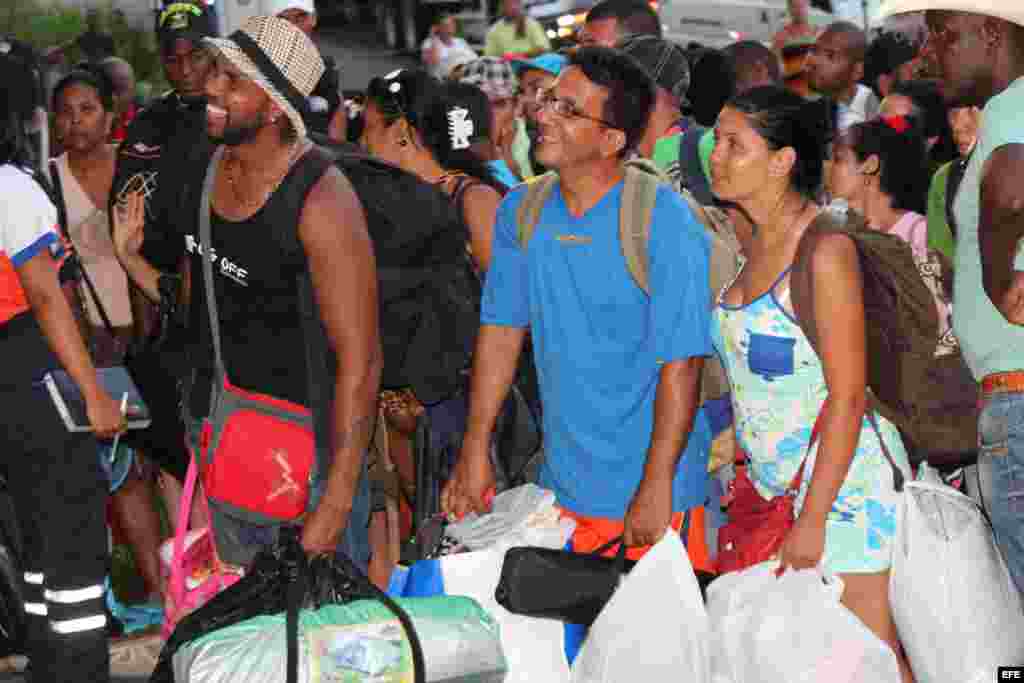 Los migrantes cubanos antes de ser ubicados en hoteles dispuestos para ellos en Panamá, en medio de la crisis mgratoria desatada desde inicios de diciembre de 2015.