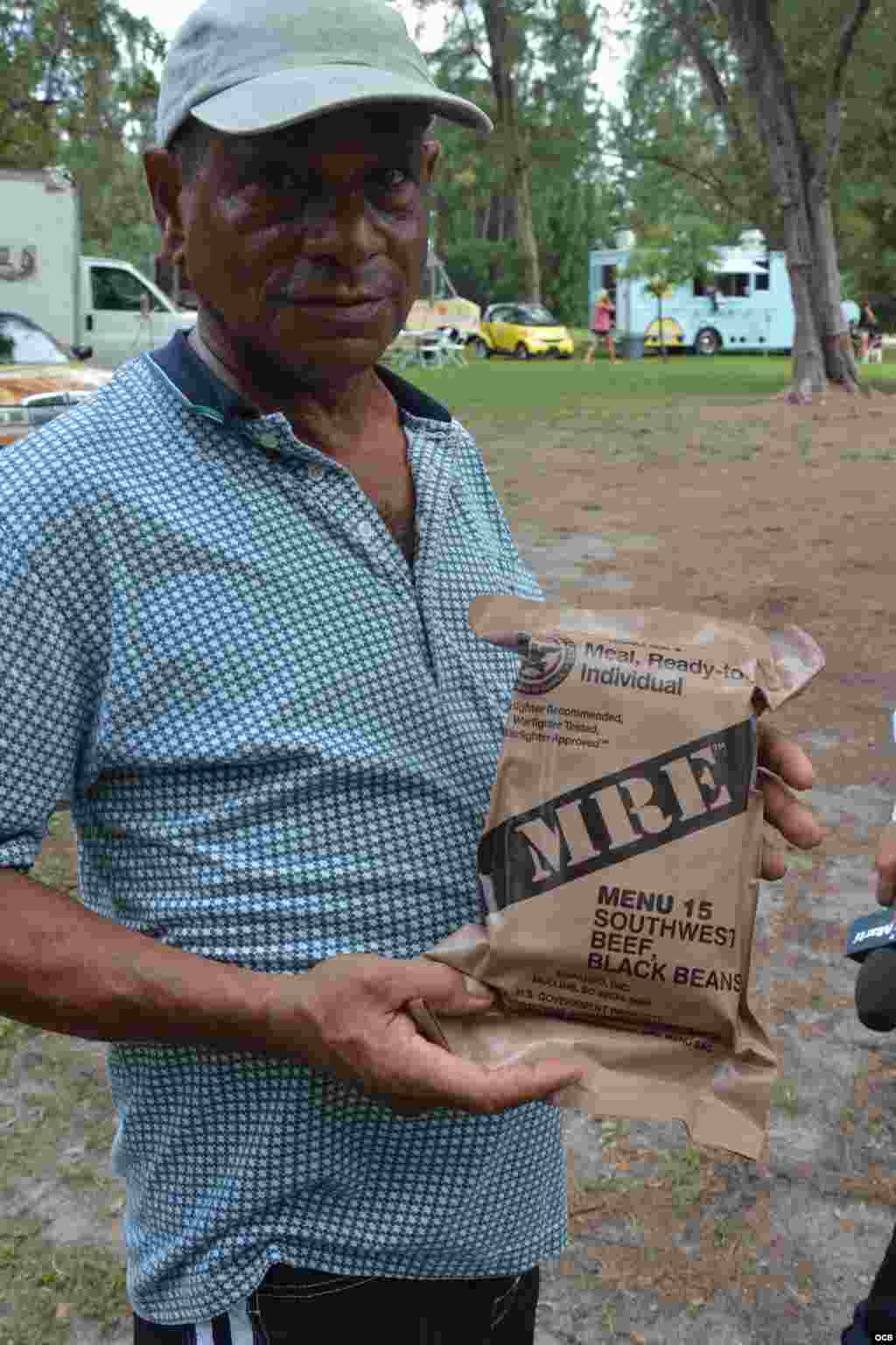 Mostrando las raciones de alimentos que le entregaban a los cubanos recluidos en la base naval de Guantánamo.