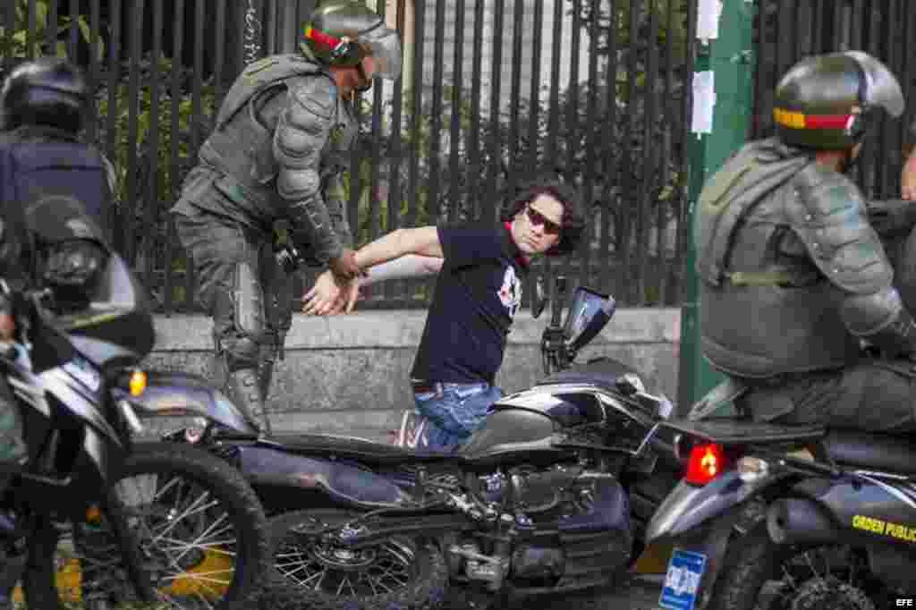 Miembros de la Guardia Nacional Bolivariana detienen a manifestantes