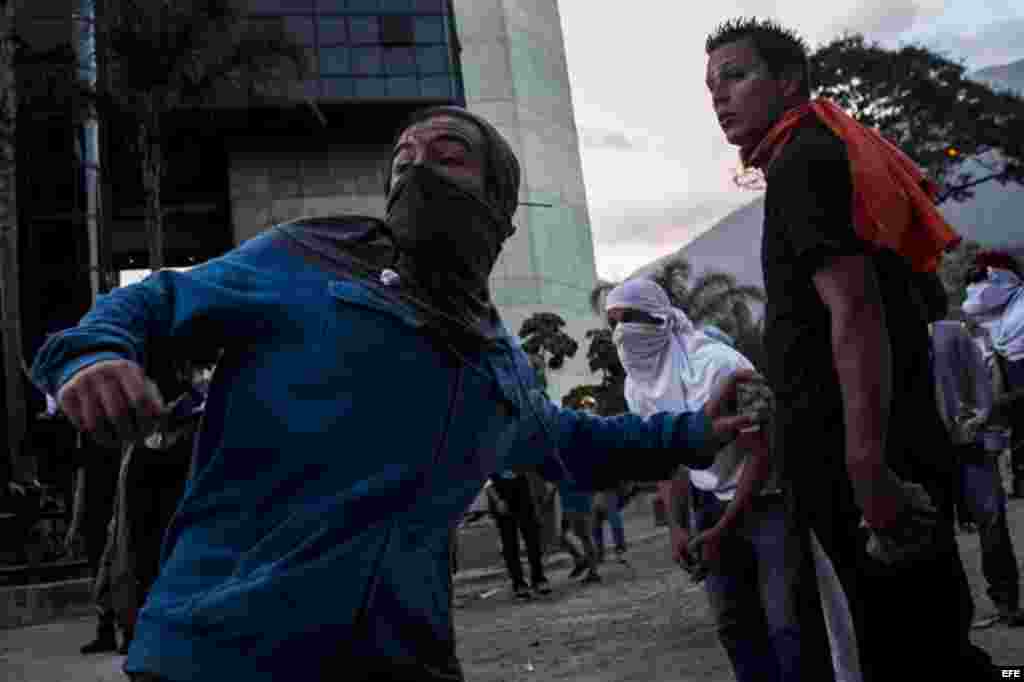 Manifestantes se enfrentan a miembros de la Policía Nacional Bolivariana