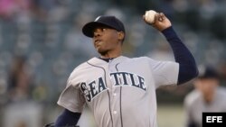 Roenis Elias de los Marineros en acción ante los Atléticos durante un partido de la MLB del 6 de mayo de 2014. 