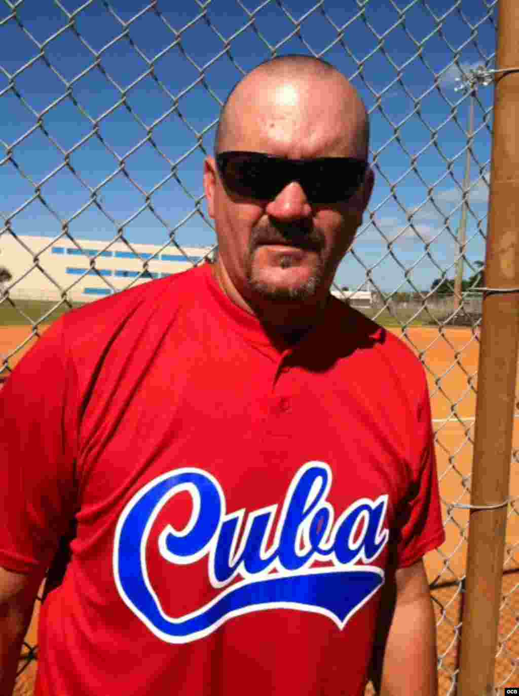 El ex-pitcher cubano de las Grandes Ligas Eddy Oropesa, presente en el "Juego del Reencuentro" de peloteros cubanos en Hialeah, Florida, el sábado 11 de octubre del 2014.