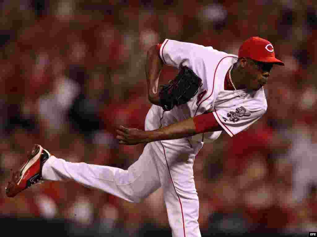 SCM13- CINCINNATI (EEUU), 10/10/2010.- El jugador de los Rojos de Cincinnati, Aroldis Chapman, lanza hoy, domingo 10 de octubre de 2010, durante el juego de la MLB ante los Filis de Filadelfia que se disputa en el Great America Ballpark de Cincinnati, Ohi