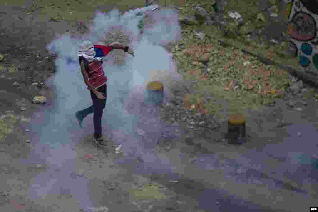 Manifestantes se enfrentan a miembros de la Guardia Nacional Bolivariana