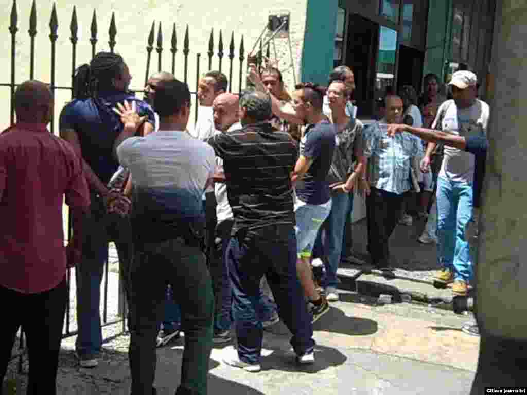 Damas de Blanco y opositores&nbsp; detenidos el Domingo12 de abril 2015 en Calle Infanta y Avenida Carlos 3ro por fuerzas militares y de la Seguridad del Estado