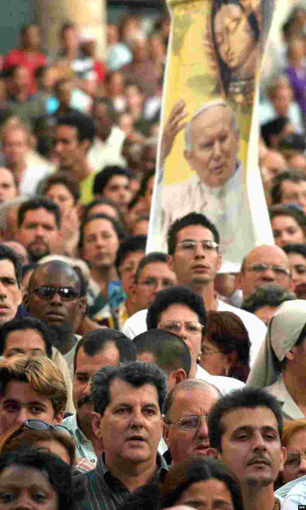 El opositor Oswaldo Payá Sardinas (c i, abajo), del Movimiento Cristiano Liberación, permanece junto a centenares de personas en la Plaza de la Catedral de La Habana mientras en el interior de la iglesia el cardenal Jaime Ortega y Alamino, arzobispo de La