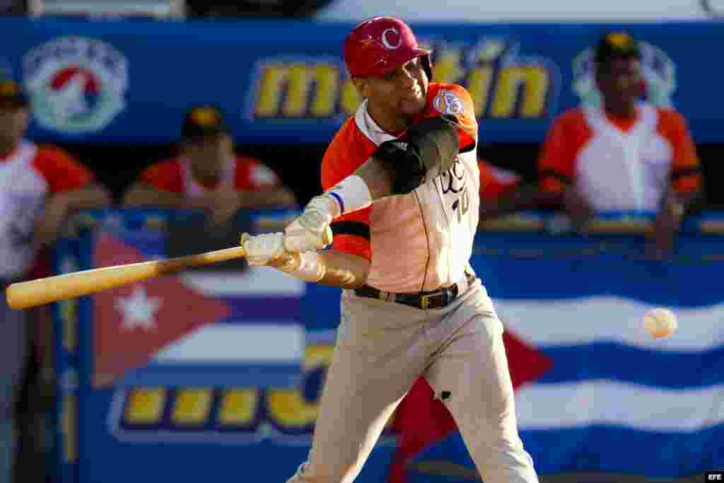 &nbsp;Yuliesky Gourriel, de Villa Clara de Cuba, batea hoy, lunes 3 de febrero de 2014, durante un partido contra Tigres del Licey de República Dominicana en el tercer día de la Serie del Caribe 2014, en el Estadio Nueva Esparta, en Margarita (Venezuela).