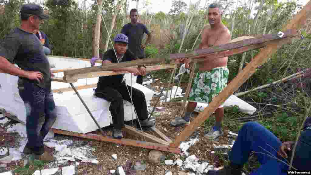 Balseros muestran cómo construyeron la embarcación en la que atravesaron el Estrecho de la Florida.