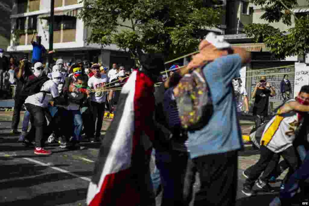 Manifestantes participan en una protesta contra el Gobierno de Nicolás Maduro