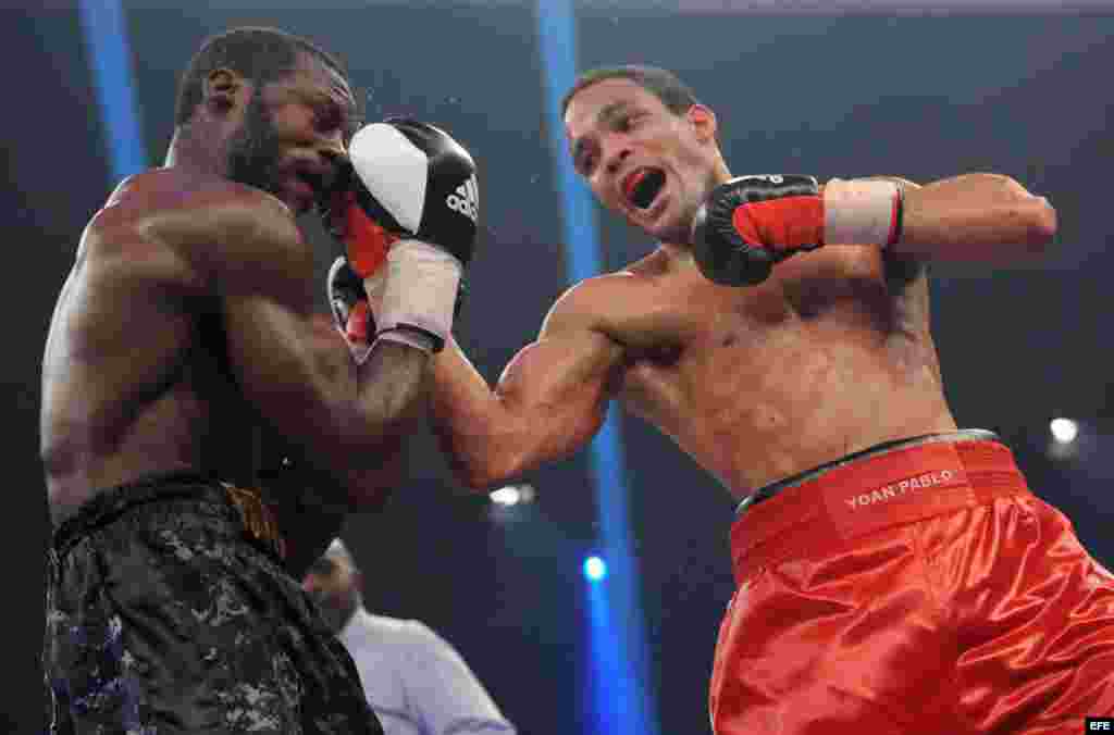 El boxeador cubano, Yoan Pablo Hernández (d), y el estadounidense, Steve Cunningham (i), combaten el 4 de febrero de 2012, durante el Campeonato de Peso Crucero de la IBF, en Frankfurt (Alemania).