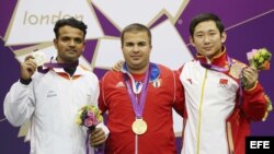 El cubano Leuris Pupo (c) posa con su medalla de oro tras la final de la prueba de pistola de velocidad desde 25 metros de tiro masculino de los Juegos Olímpicos de Londres 2012. 