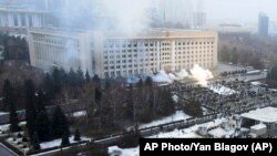 Las protestas llegaron hasta el edificio del Ayuntamiento de Almaty, la capital de Kazajistán.