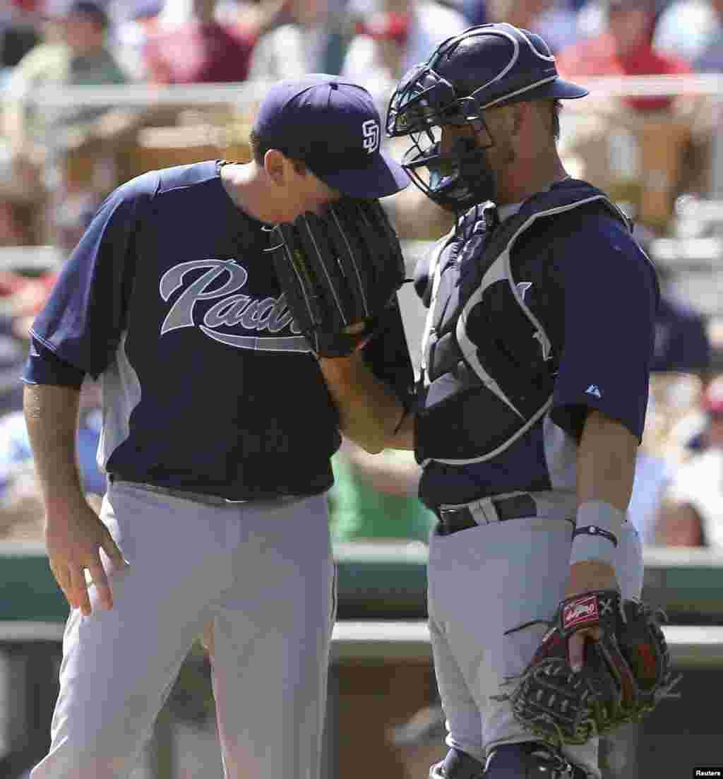 El catcher Yasmani Grandal (der.), de los San Diego Padres. 