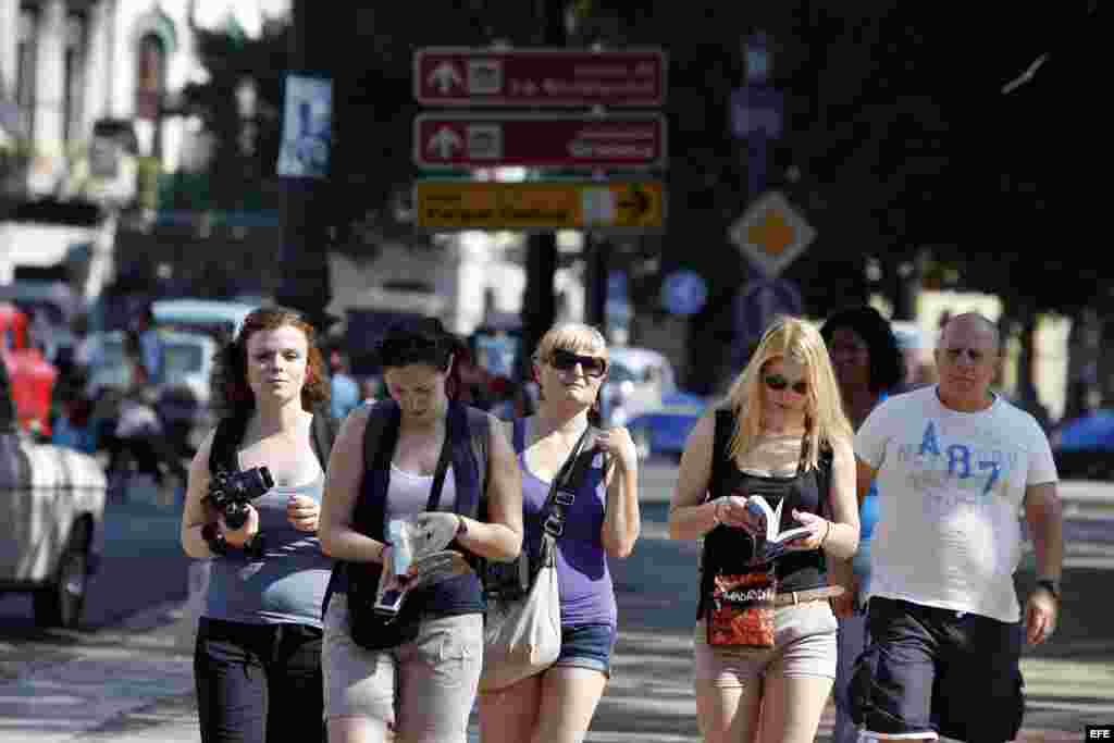  Un grupo de turistas camina por una calle de La Habana (Cuba).