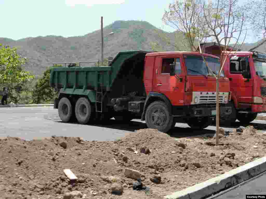 Arreglan los alrededores del Santuario de la Virgen de la Caridad del Cobre en Santiago de Cuba para la visita del Papa