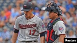 Jugadores de los Mellizos de Minnesota, José Berrios y Willians Astudillo. 