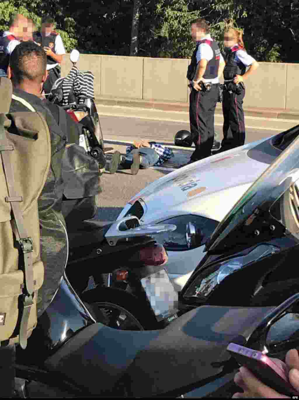 Efectivos de los Mossos d'Esquadra proceden a la detención de una persona tras el atropello masivo en el que al menos 13 muertos y decenas de heridos.