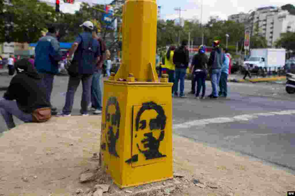 Un grafiti con el rostro del joven Bassil Dacosta, asesinado durante la manifestación del miércoles 12 de febrero se ve en la base de un semáforo en la capital venezolana.