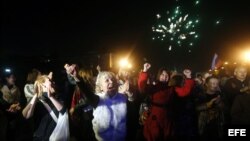 Un grupo de personas celebra el anuncio de los resultados del referendo