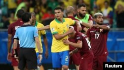 Thiago Silva y Adalberto Penaranda se saludan tras el partido.