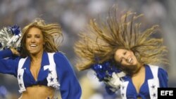 Dos de las "cheerleaders" del equipo Cowboys de Dallas, en el juego inaugural de la serie 2013-2014. 