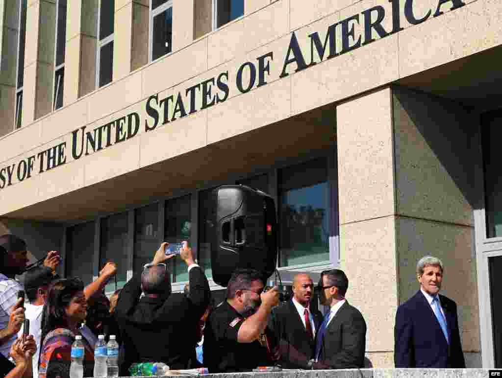 El secretario estadounidense de Estado, John Kerry (d), asiste hoy, viernes 14 de agosto de 2015, a la ceremonia de izado de la bandera estadounidense en la embajada de ese país en La Habana (Cuba). 