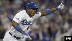 El jardinero derecho de los Dodgers de Los Ángeles, Yasiel Puig de Cuba, celebra después de batear un triple contra los Cardenales de San Luis hoy, el lunes 15 de octubre de 2013, durante la cuarta entrada del tercer juego de las eliminatorias del Campeon