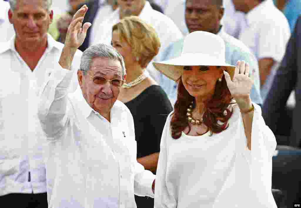 Raúl Castro (i), y la mandataria de Argentina, Cristina Fernández (d), asisten a la multitudinaria misa ofrecida por el papa Francisco, 